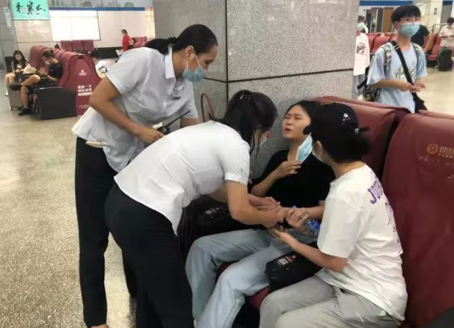 都市城际公交 女乘客突发不适,工作人员暖心援助