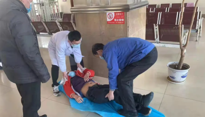 暖新闻 || 九江长运:旅客突然晕倒 车站紧急救助