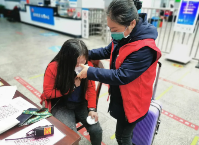 贴心服务安抚旅客 护送上车尽显大爱