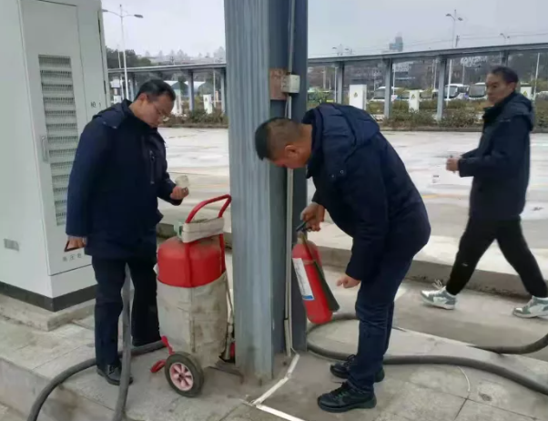 1月29日,南昌市迎来2022年第一场降雪。为进一步防范雨、雪、冰冻等恶劣天气对道路旅客运输的不利影响,避免各项安全生产事故,都市城际公交成立了四个安全检查组一早赶赴现场,对各单位应对雨、雪寒潮天气安全防范责任、防范措施的落实情况进行督导检查。检查组重点对车辆安全例检操作流程、车辆安全技术状况,驾驶员从业资格证以及车辆