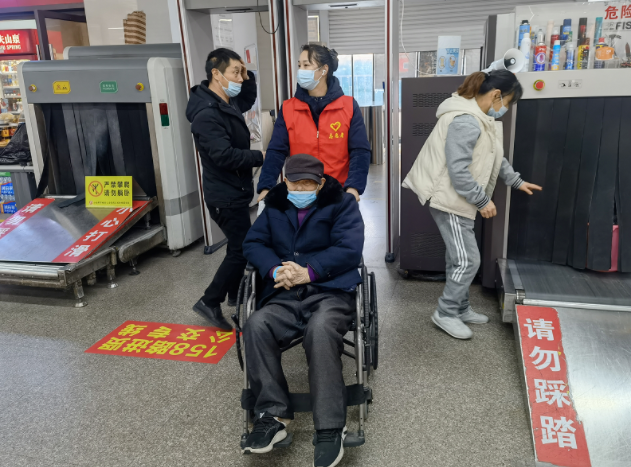 都市城际公交:贴心服务 协助腿疾老人乘车