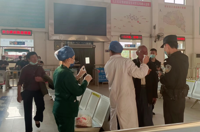 九江长运:老人醉酒受伤 车站职工及时救助