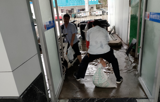 都市城际公交:暴雨来袭 青山客运站积极应对