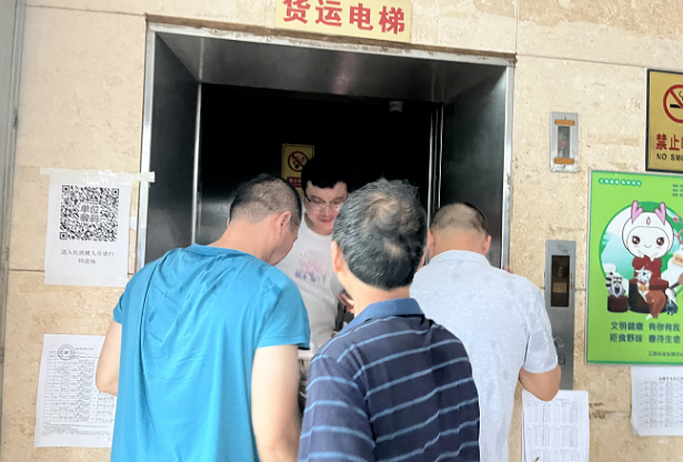长运物业:7分钟紧急营救 商户电梯脱困