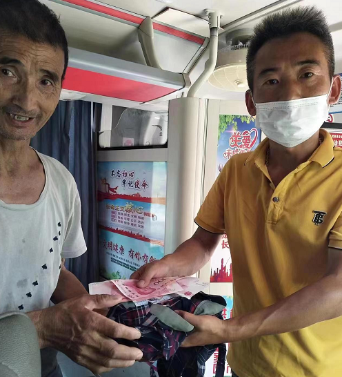 暖新闻 || 景德镇长运:公交驾驶员拾金不昧品格高
