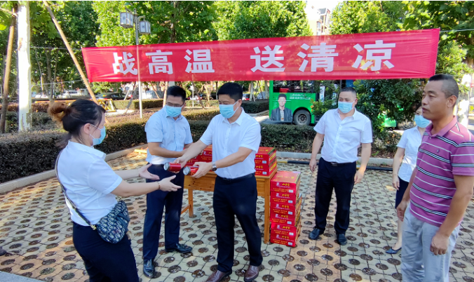 占梁慰问鹰潭长运、鹰潭公交一线职工 肖良芝陪同