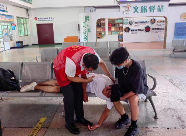 上饶汽运:旅客突发疾病 工作人员紧急救助