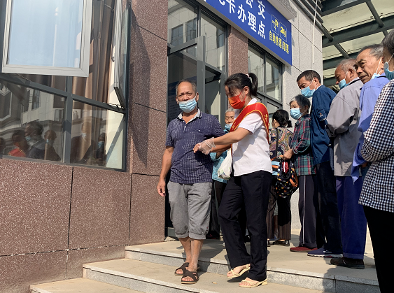 上饶汽运 德兴镇村公交积极开展敬老卡、爱心卡年审工作
