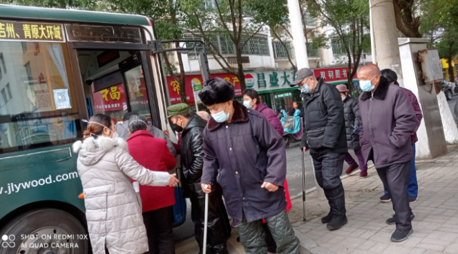 吉安公交：“爱心公交”为老人接种疫苗保驾护航