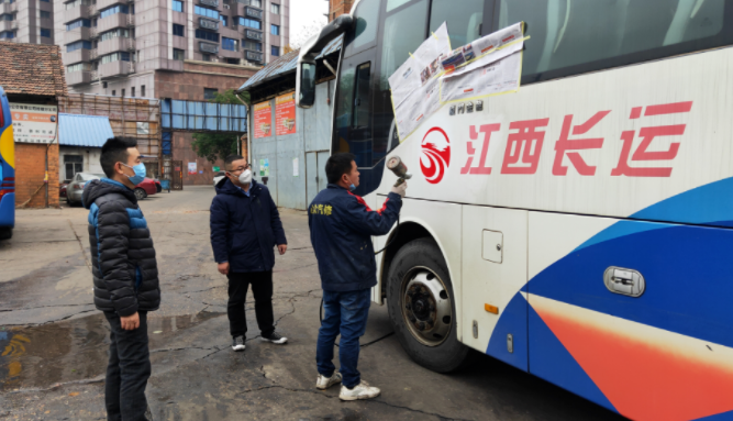 大通物流修理厂加班加点做好营运车辆企业LOGO喷印工作
