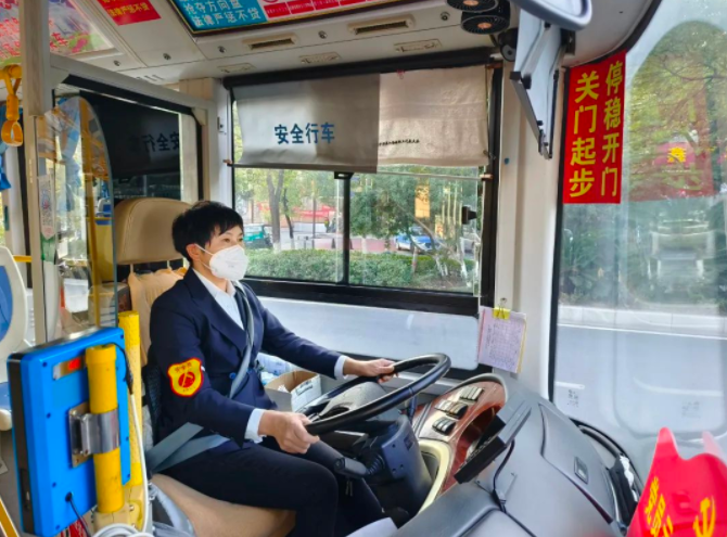 二十大党代表李小英请缨出战 争当战疫先锋