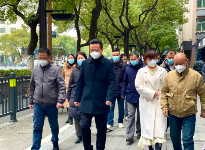 王晓节前走访慰问困难职工