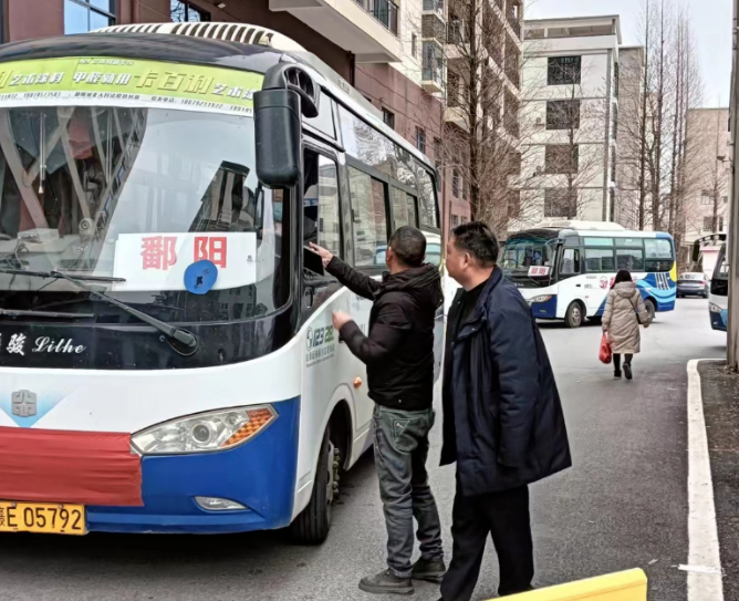 鄱阳长运 田畈街客运站开展安全带使用情况检查