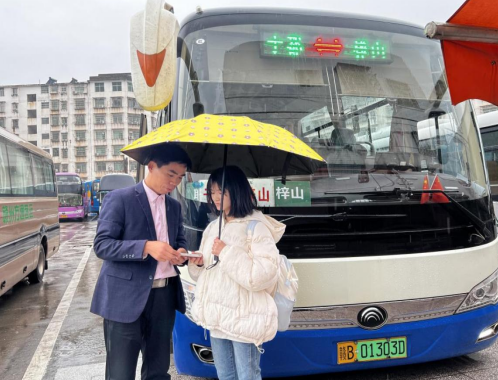 赣州方通:乘客粗心落手机 驾驶员捡后速归还