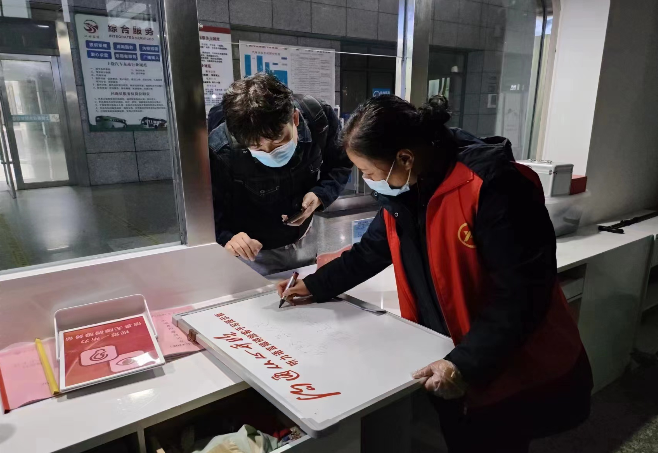 上饶汽运:聋哑旅客乘车问路 车站手写板传温情