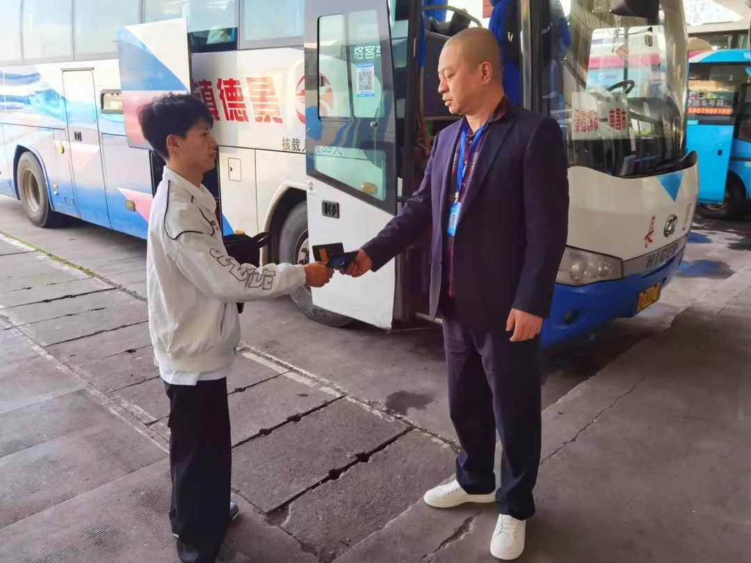 景德镇长运:驾驶员拾金不昧受赞誉