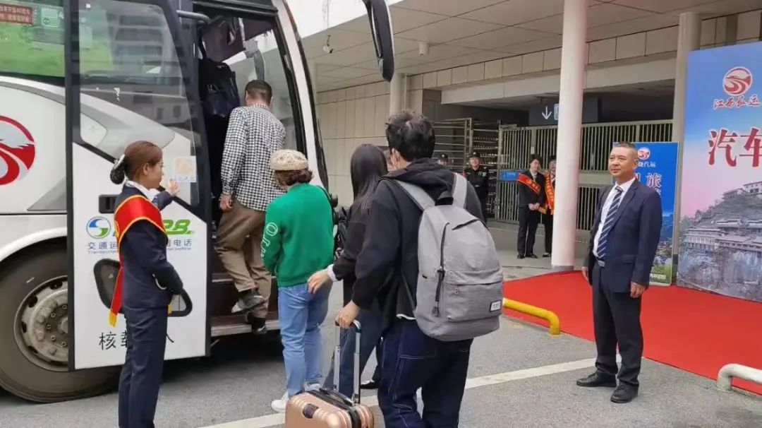 上饶汽运:望仙谷旅游直通车 备受旅客青睐