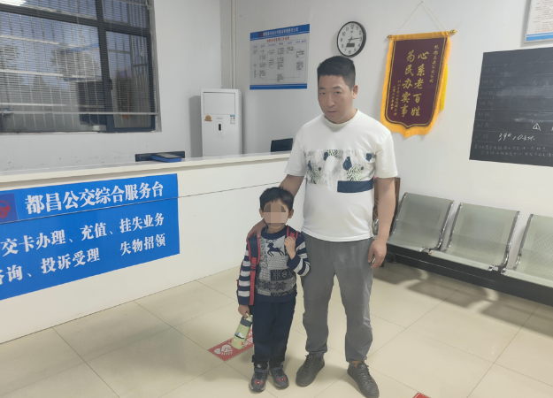 九江长运:小学生坐错站 工作人员助他回家
