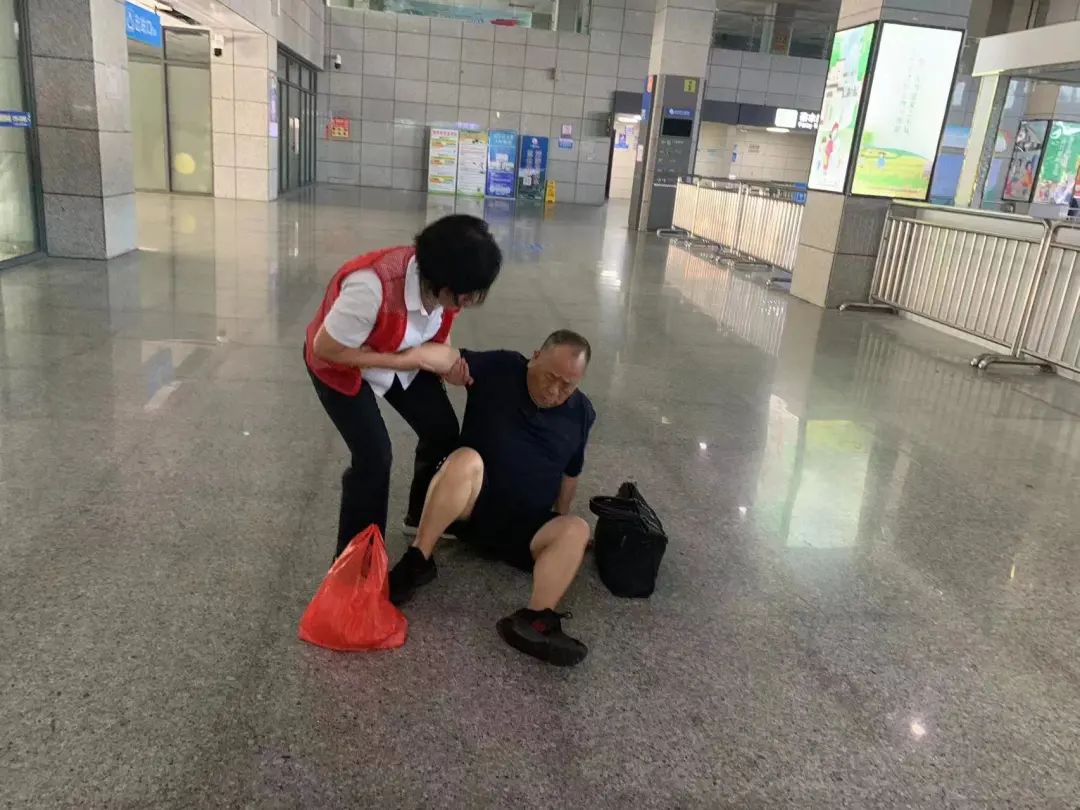 上饶汽运:旅客不慎摔倒 车站工作人员及时出手相助