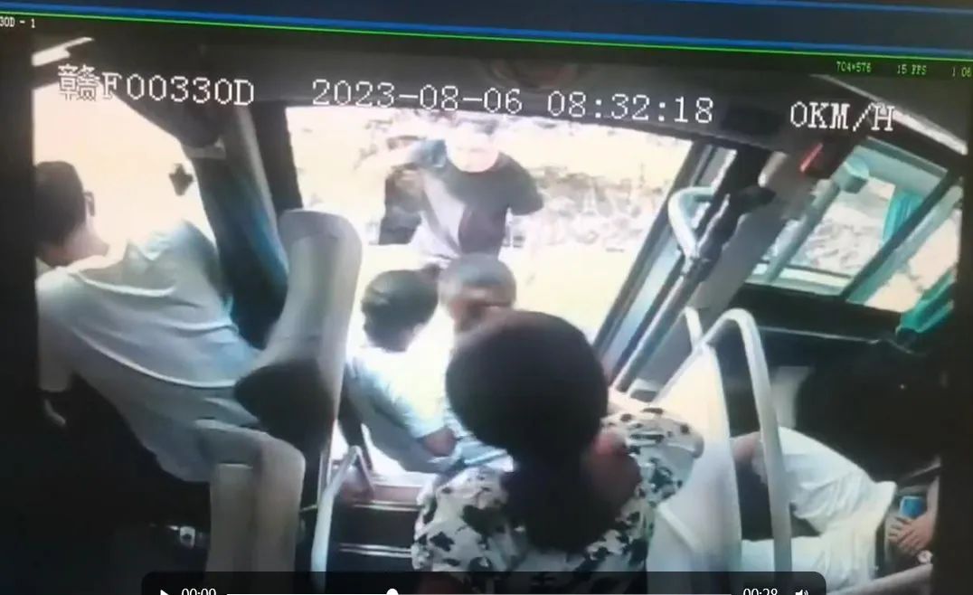 抚州长运:乘客突发疾病 公交司机及时救助