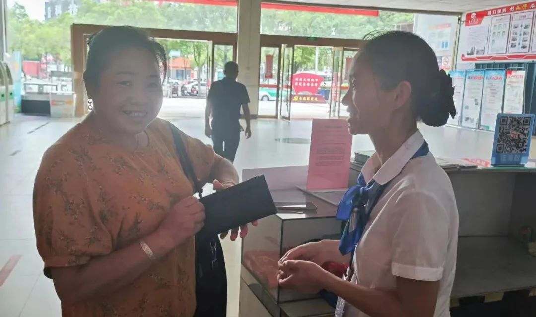 鹰潭长运:拾金不昧暖人心 诚信做人展风采