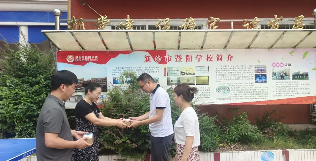 新余公交:优质服务进校园,送卡上门暖人心