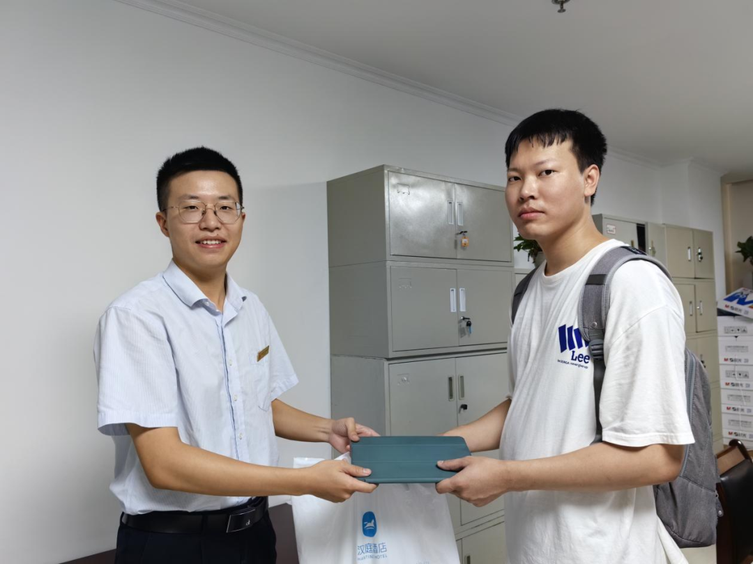 吉安公交:捡到平板主动归还 公交驾驶员获市民称赞
