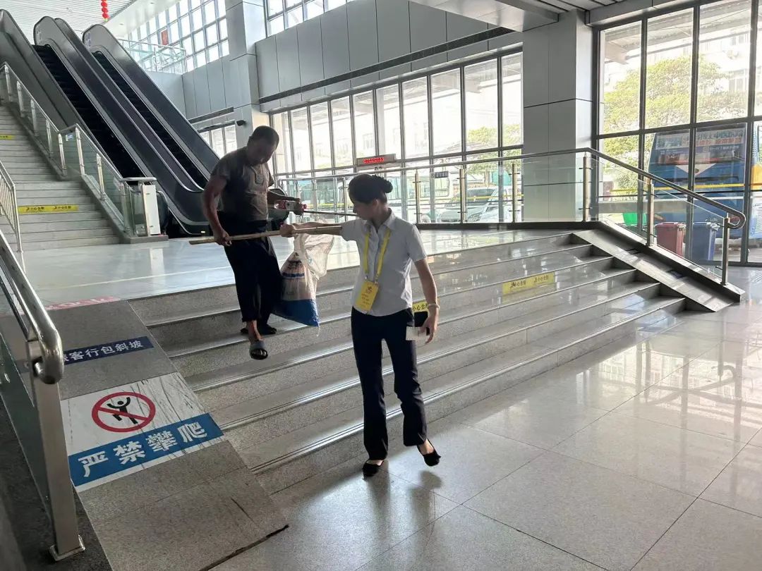 暖新闻 || 都市城际公交:温情服务 护送视障老人乘车