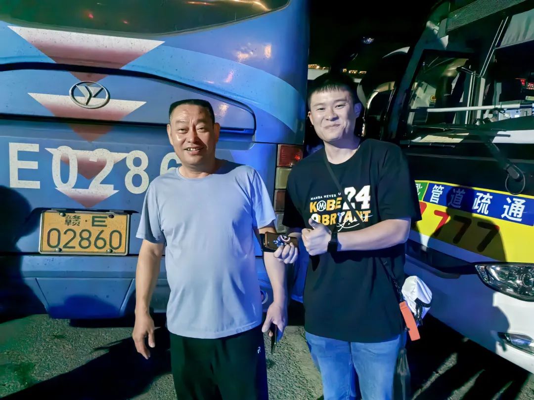 上饶汽运:司机拾金不昧 游客手机失而复得
