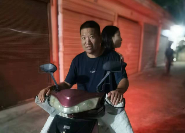 景德镇长运:小女生晚班车错过站 驾驶员电动车送回家