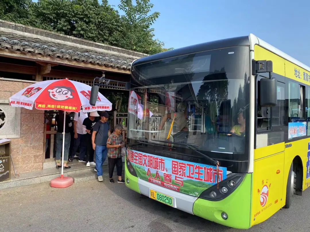 鹰潭公交:乘客送水果 暖心表白公交司机
