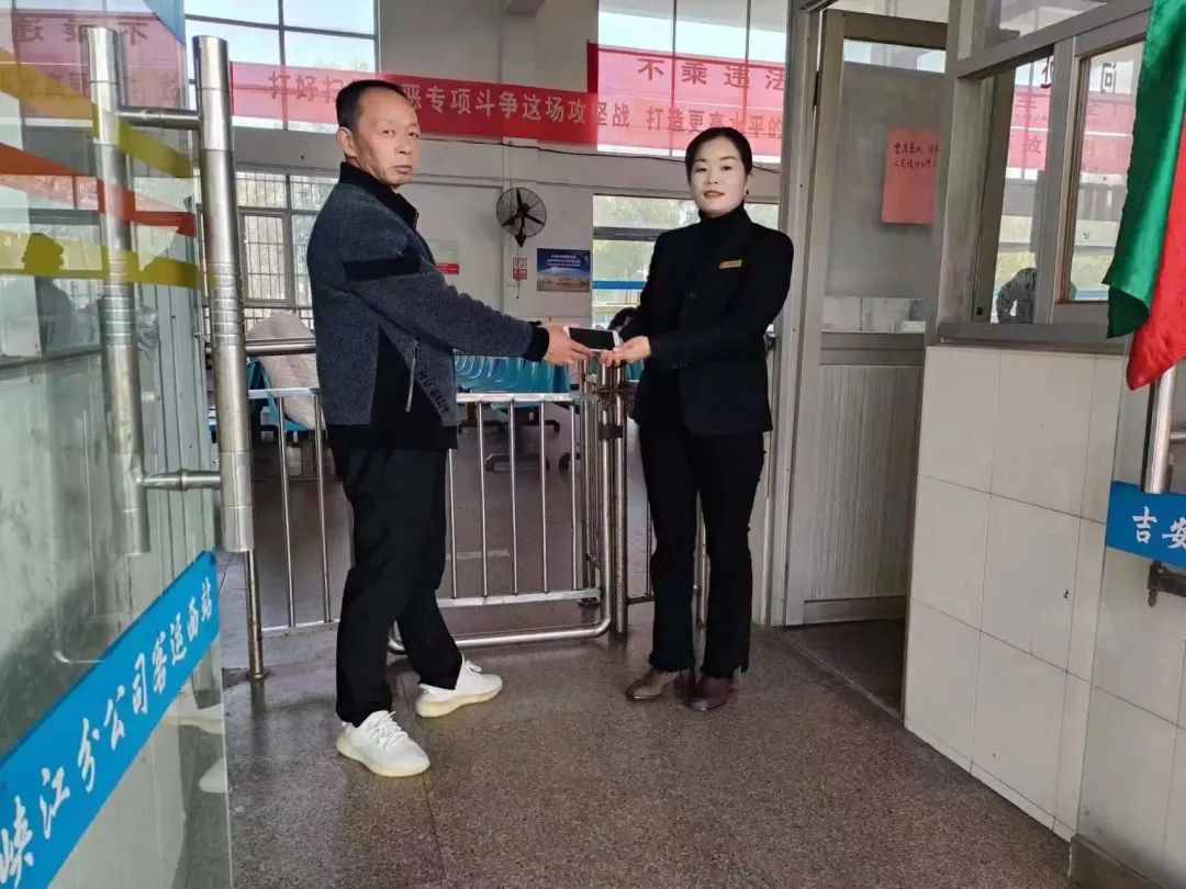 吉安公司：手机遗落车上 很快“完璧归赵”