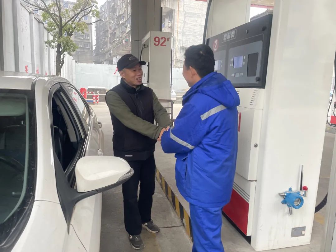 大通物流:汽车无油“罢工” 员工助推获赞