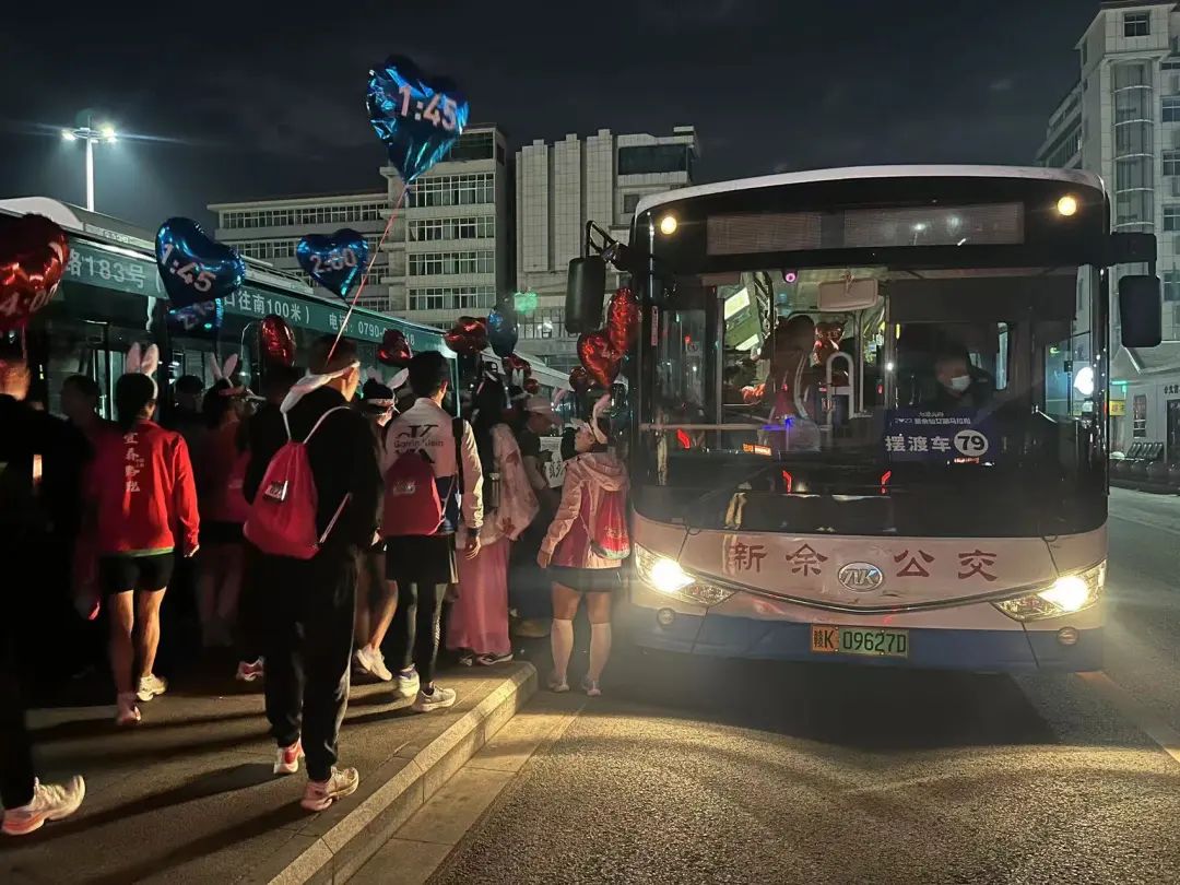 新余公交:竭诚服务 助跑仙女湖马拉松赛