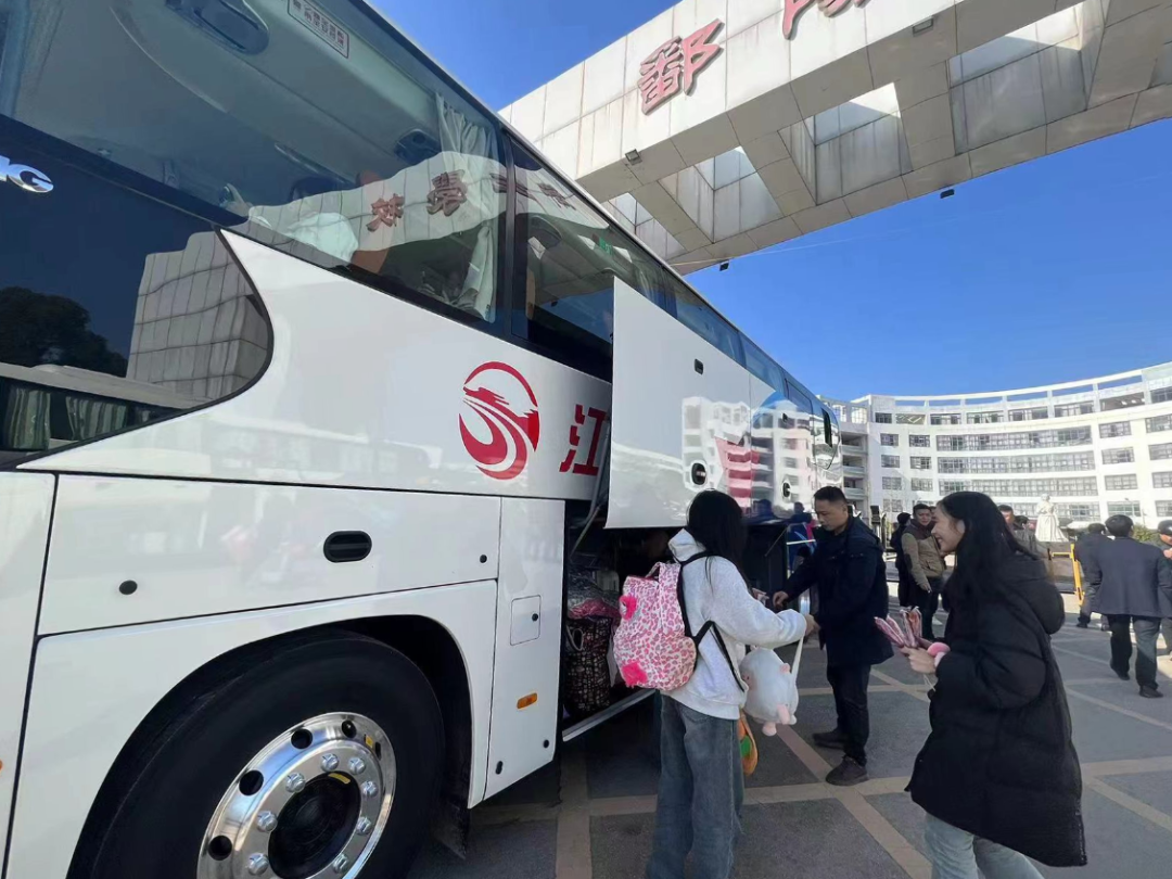 鄱阳长运:开通学子返乡直通车 精准护航学子回家路