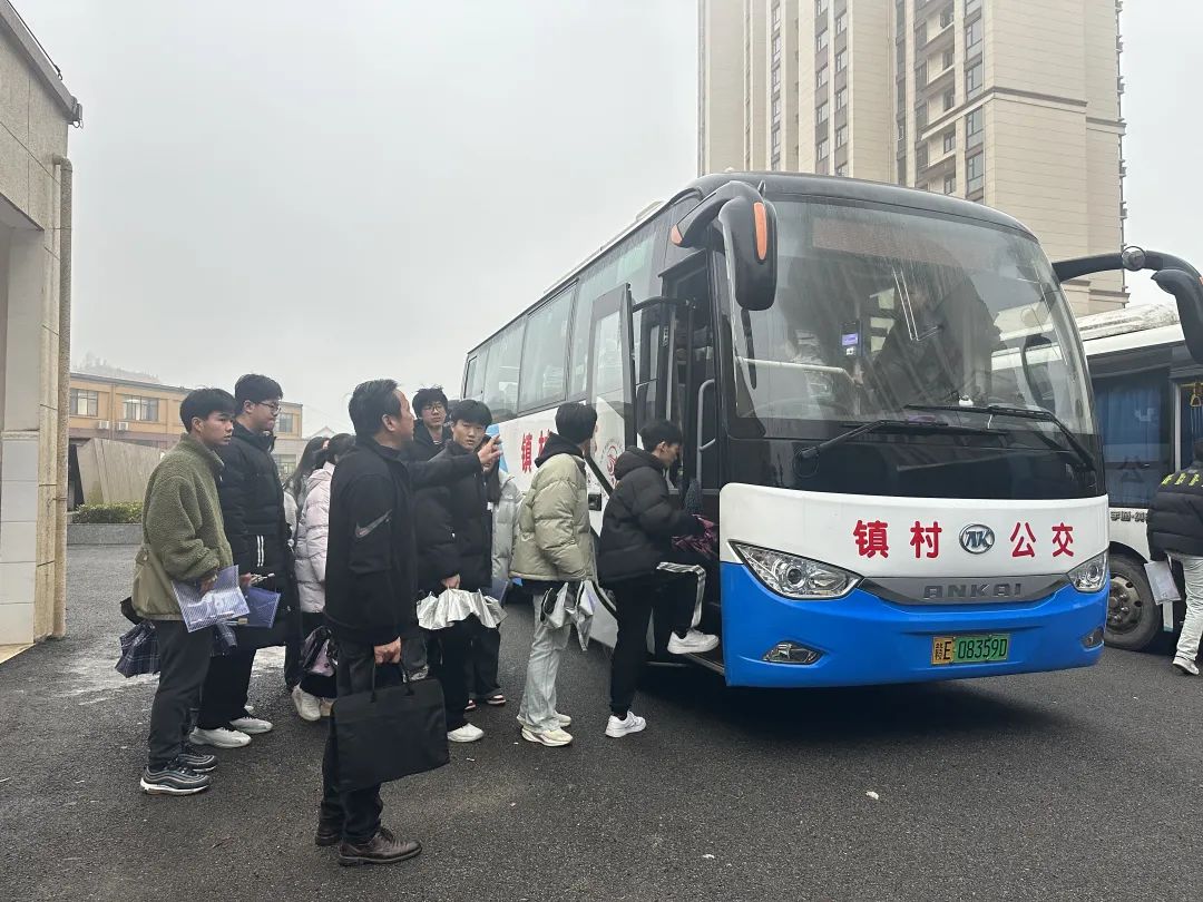 上饶汽运:你雨中迎考 我摆渡护航