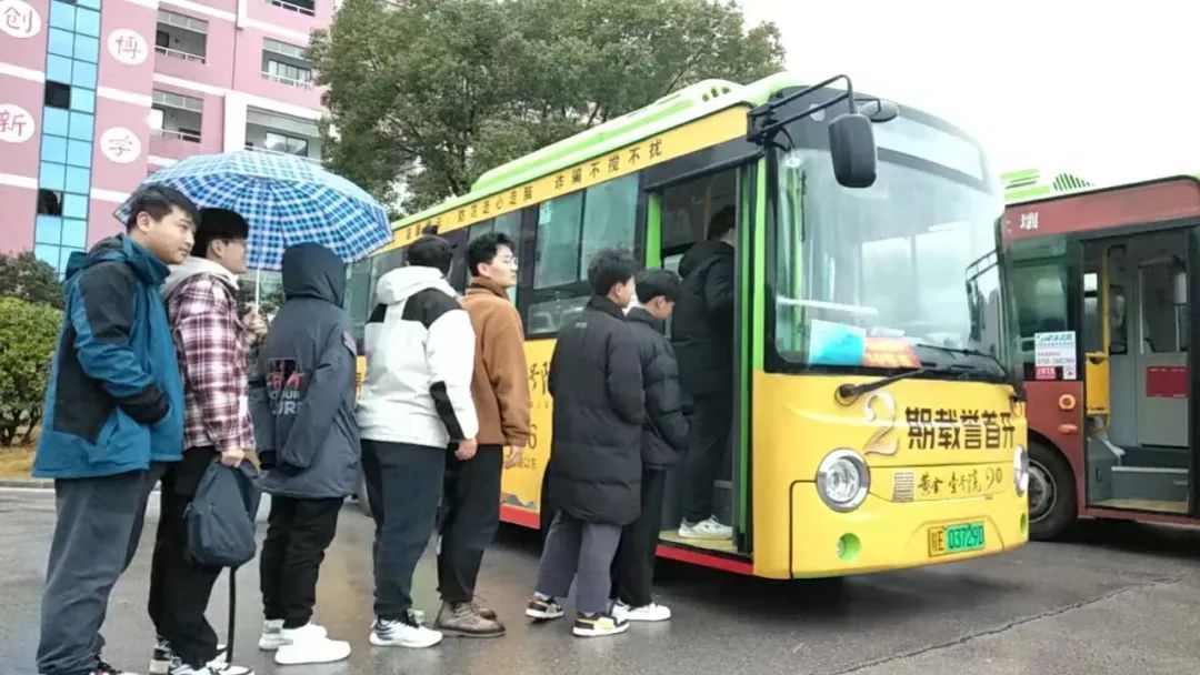 上饶汽运:万年公交圆满完成七省联考运输业务