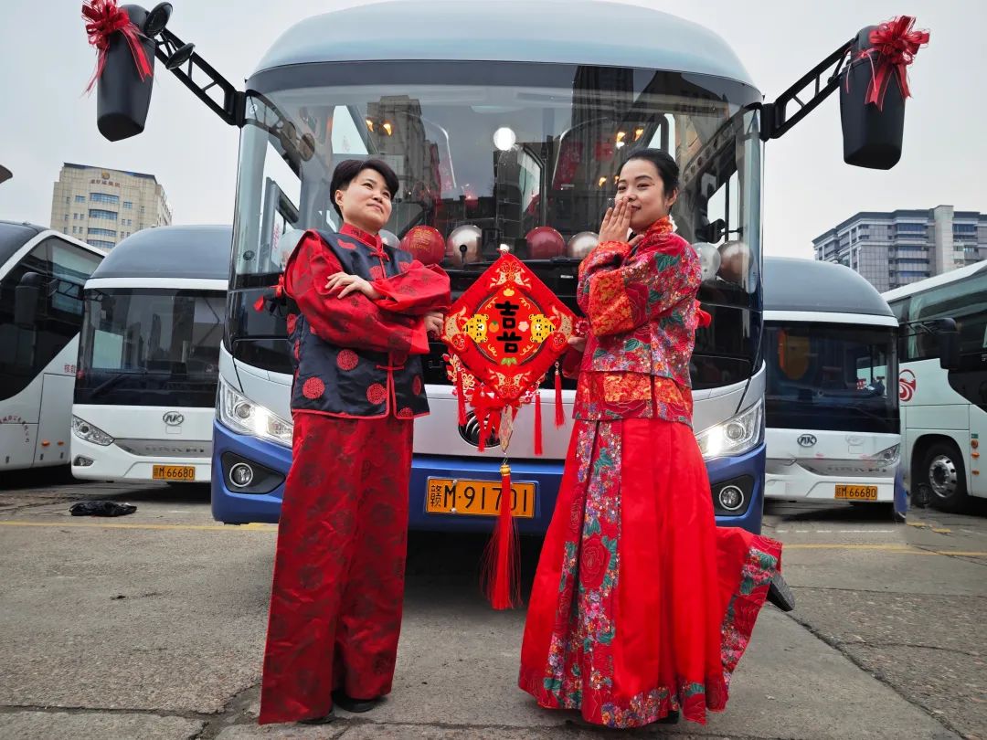 都市城际公交:豪华巴士变婚车 载着幸福向前行