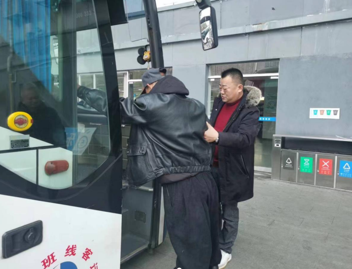 都市城际公交:帮助腿脚不便人士 传递温暖与关爱