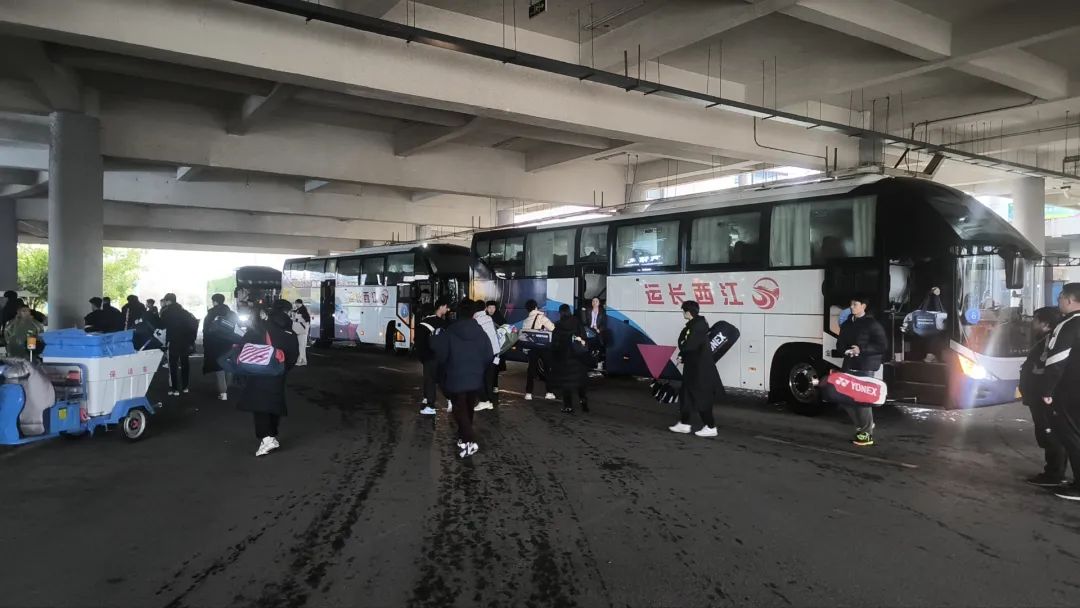 都市城际公交:护航2024全国青年羽毛球锦标赛
