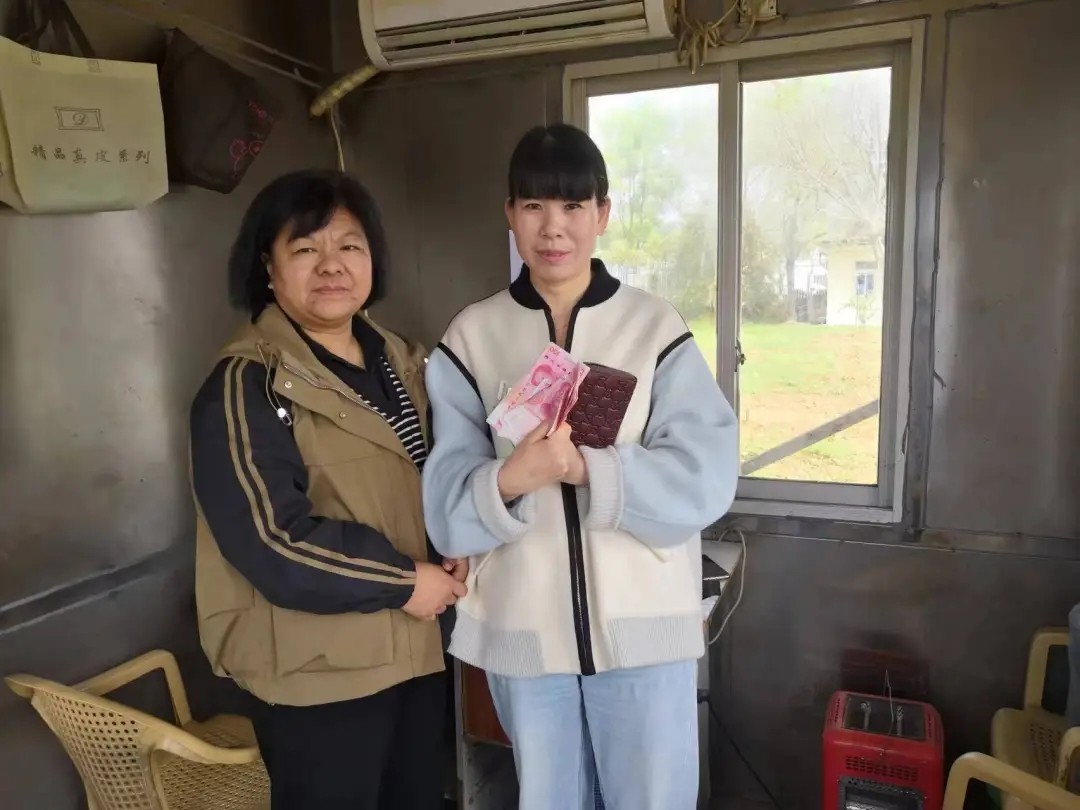 新余公交:驾驶员拾金不昧 乘客千元失而复得