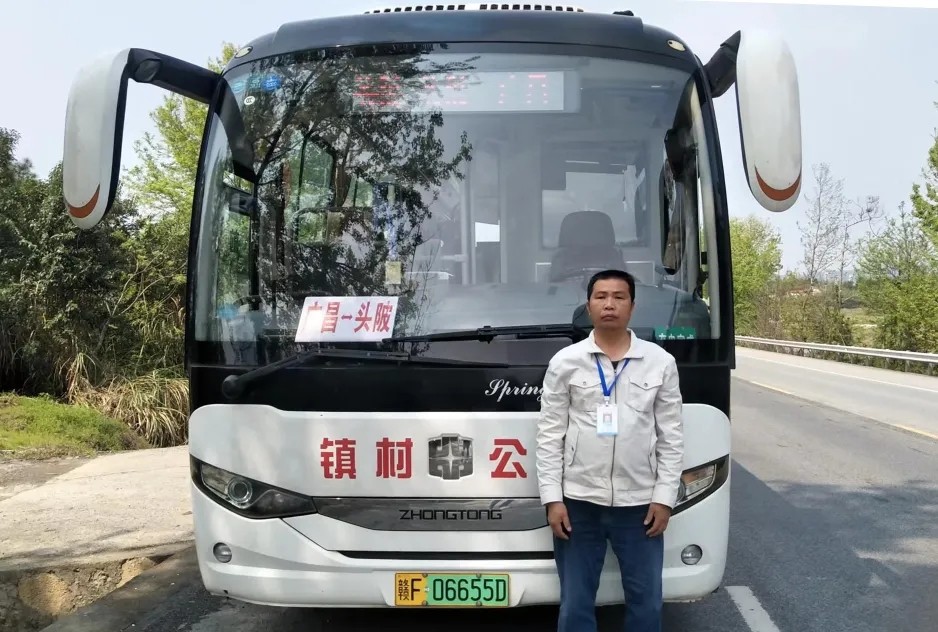 抚州长运:路遇车祸 公交驾驶员第一时间救人