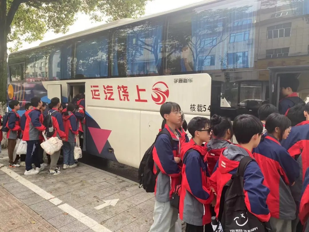 上饶汽运:广丰镇村公交助力“研学”出行