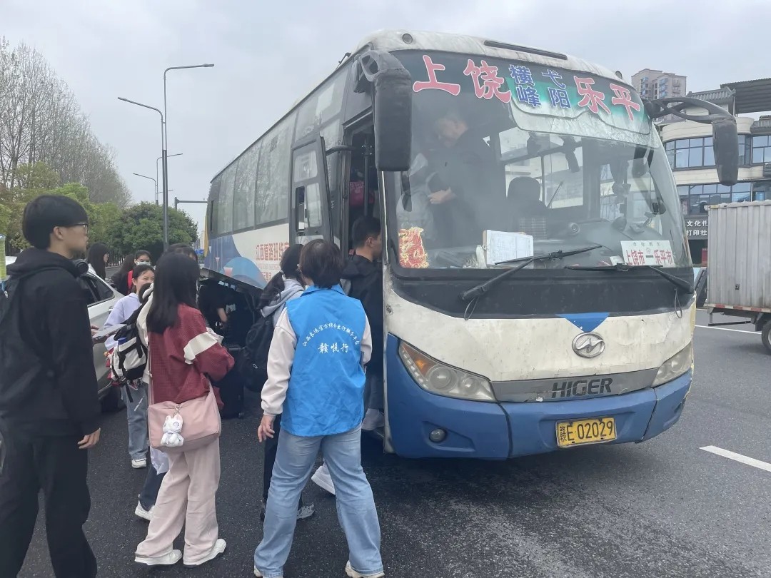 上饶汽运:打好“服务牌” 助力旅客顺畅出行
