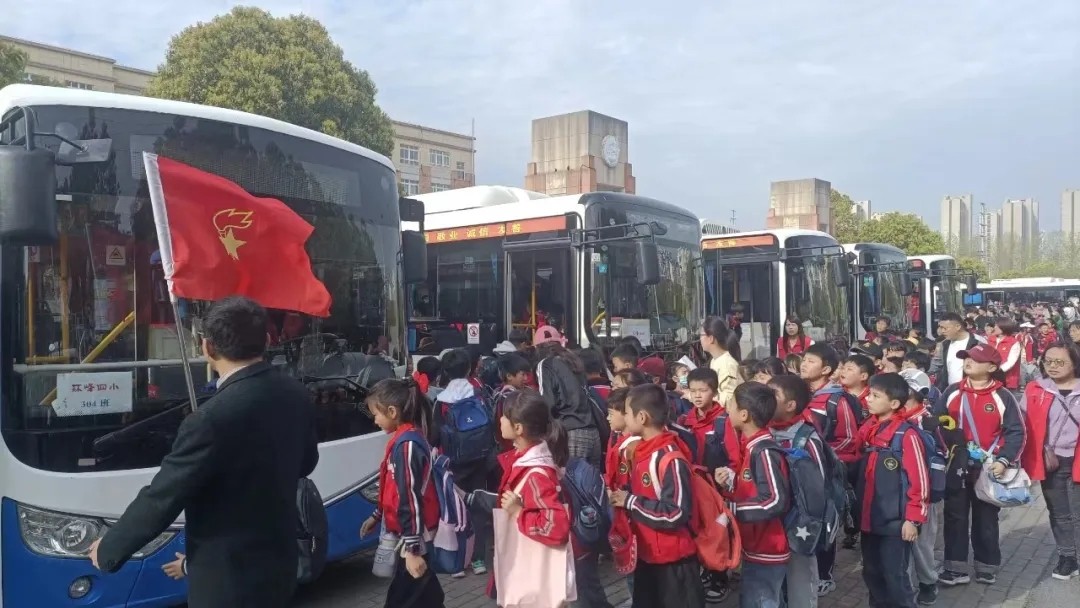 马鞍山长客:含山长运助力环峰第四小学春游活动圆满成功