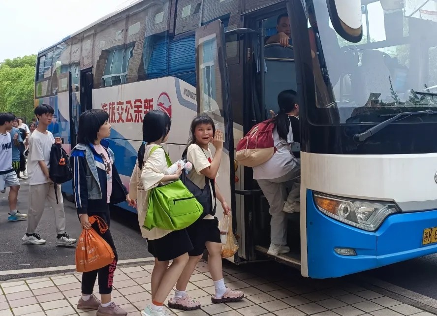 新余公交:你赶考 我护航 圆满完成2024年中考体育用车