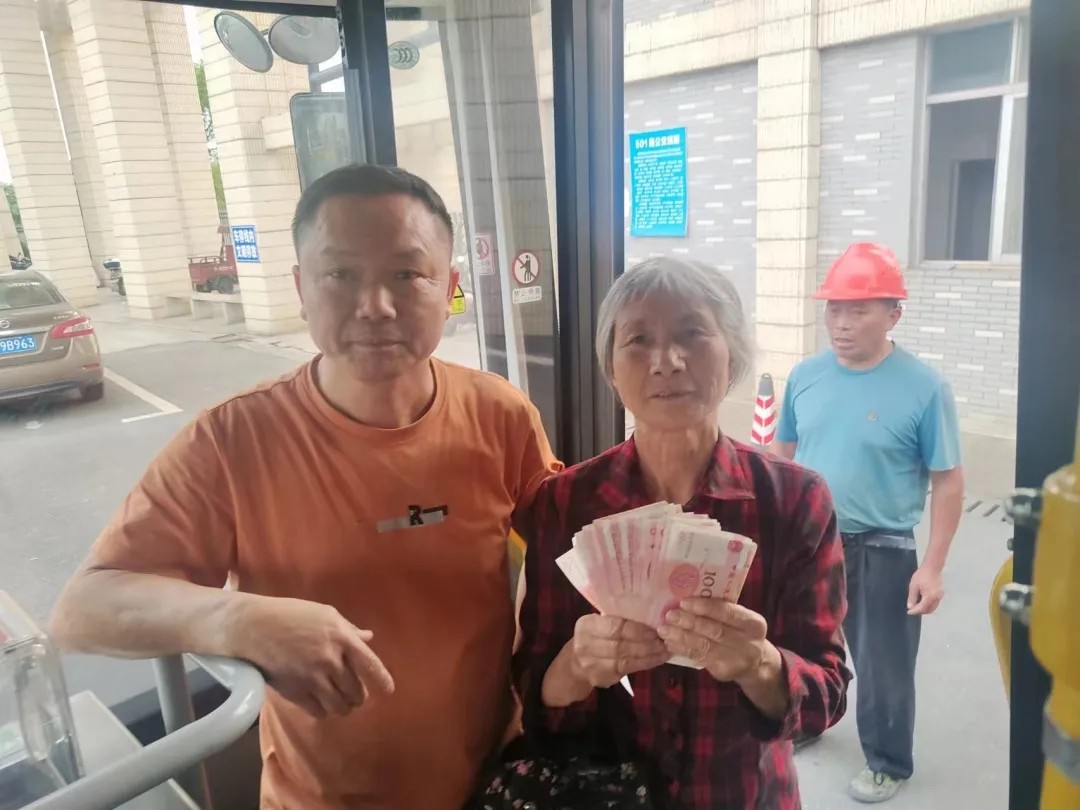 新余公交:501路公交上传来一阵赞叹声