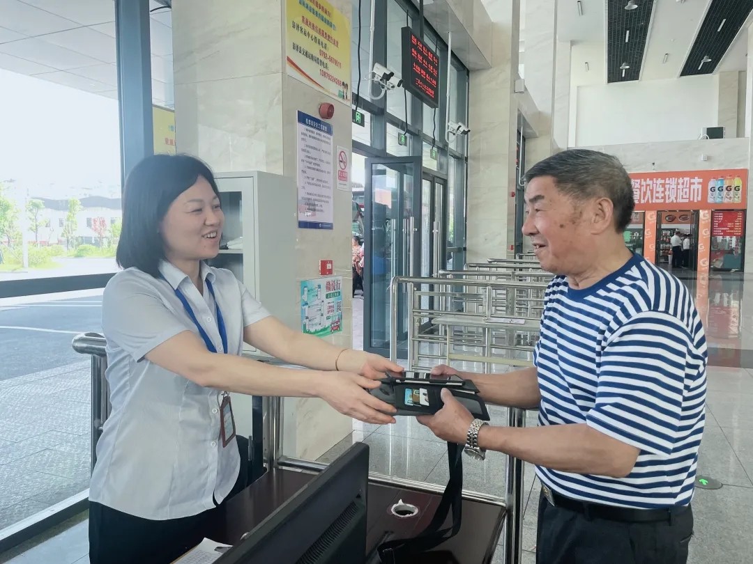 九江长运:拾金不昧加免费乘车 长运的服务太好了!