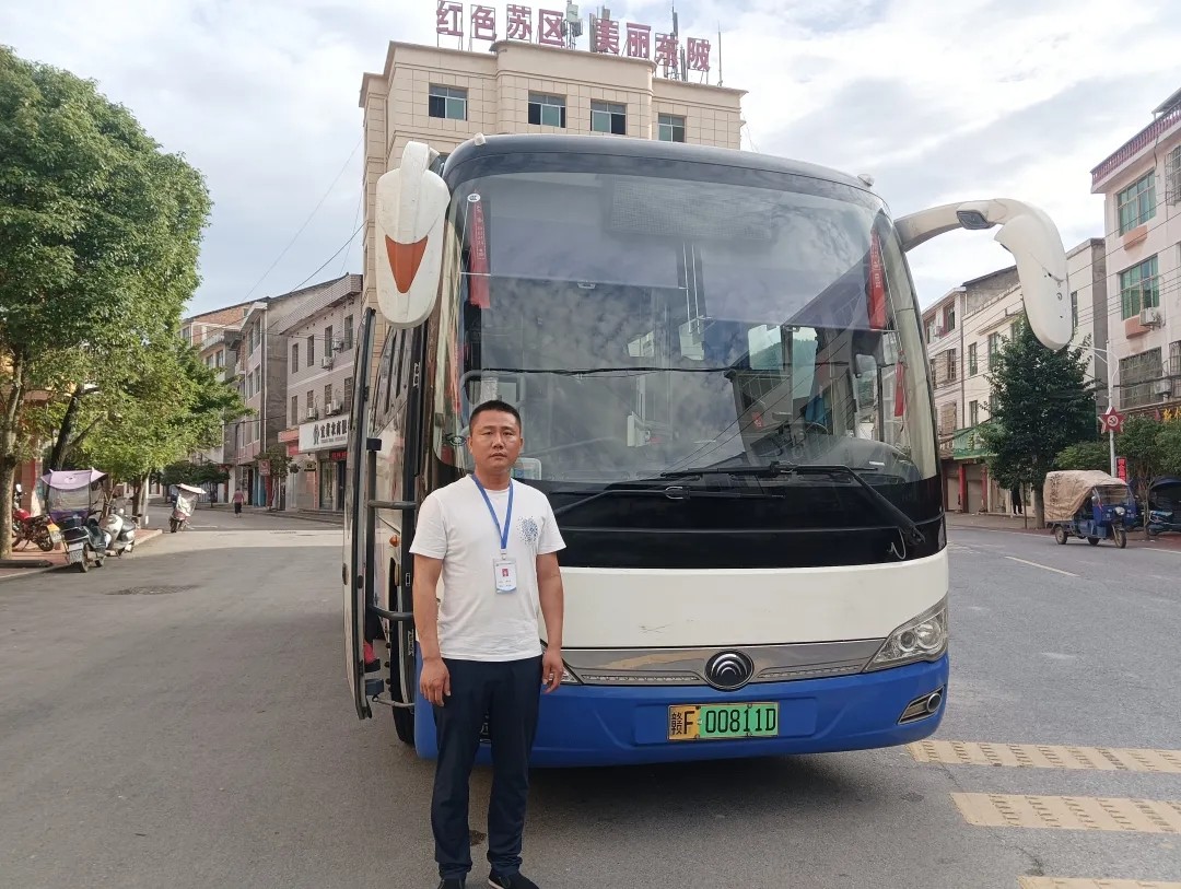 抚州长运:路遇山林起火 驾驶员奋勇扑救
