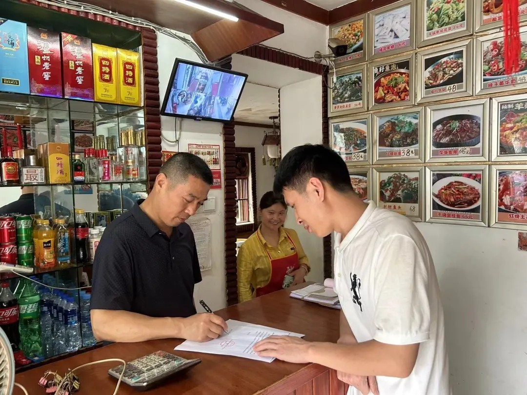 长运物业:检查管辖区域店铺经营餐饮场所用气安全情况